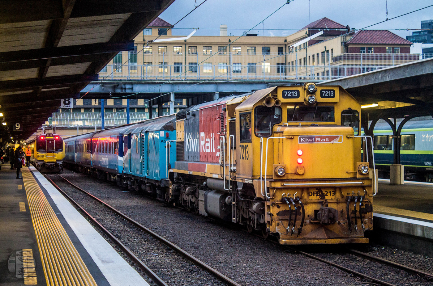 A Capital Connection Wellington pályaudvarán, míg jobb oldalon háttérben egy Wairarapa Connection bújik meg. Az ingázók igényeihez igazított járat kora reggel indul Palmerston North-ból és munkakezdés előtt ér a fővárosba, visszafelé pedig a késői délutáni órákban közlekedik.