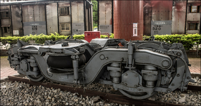 A SOCIMI által az EMU300-as motorvonatokhoz biztosított selejtes forgóvázak egyike a Miaoliban (苗栗) található vasúti múzeumban tekinthető meg.