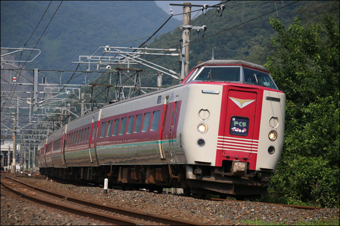 JR West 381-es sorozatú „Yakumo” gyorsvonat halad Minagi állomás közelében Okayama felé.