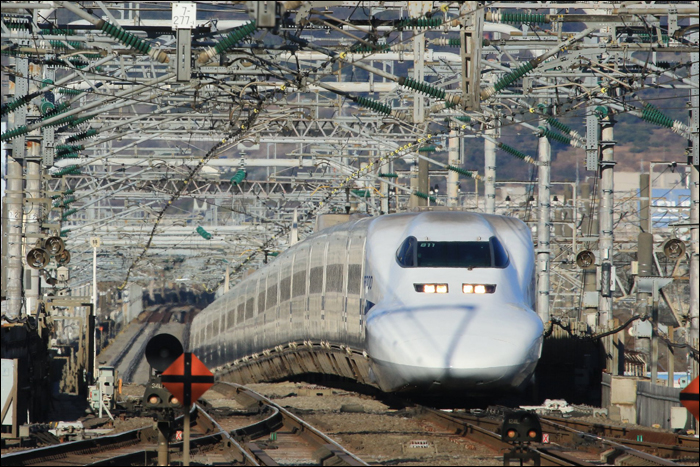 A JR Central áltat fenntartott járművekhez nagyon hasonló JR West üzemeltetésű változat érkezik Maibara állomására.