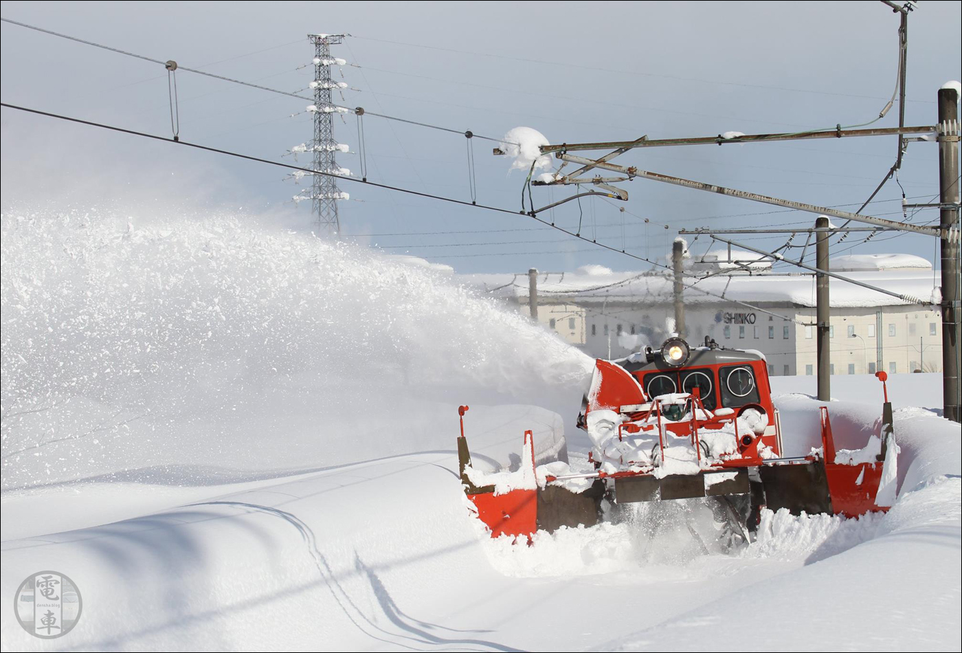 A hó eltakarítása gyakorlatilag az első vasútvonal elkészülte óta számos vasúttársaság elé állít folyamatos, évről évre visszatérő kihívást.