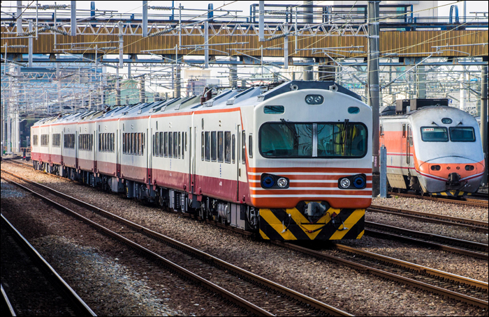 TRA EMU1200-as EMU Changhua állomáson.
