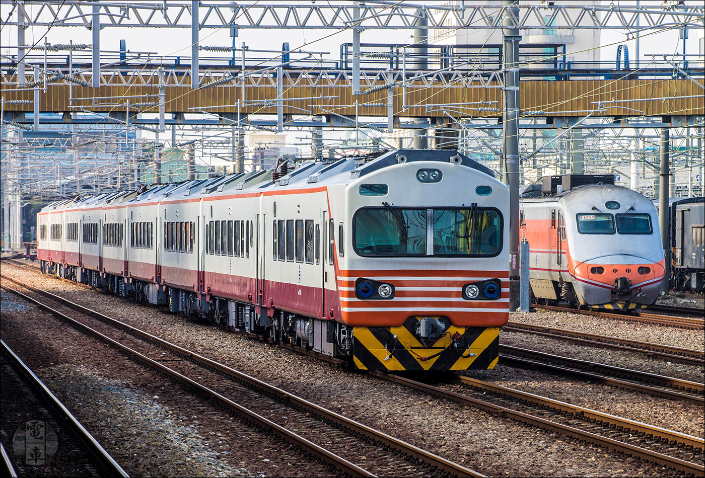Az egyik EMU1200-as sorozatú motorvonat és a napjainkban is közlekedő E1000-es sorozatú „push-pull” motorvonatok egyik vonófeje Changhua állomáson 2016-ban.