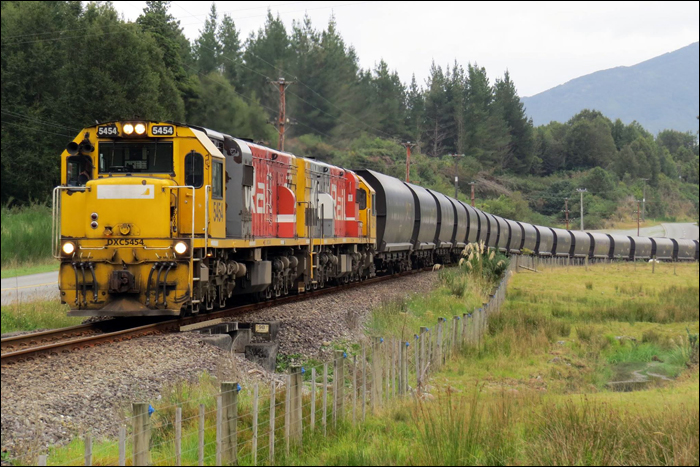 A Midland Line mindennapos látogatói a KiwiRail DXC sorozatú mozdonyok, melyek szén- vagy tejvonatokat továbbítanak Christchurch felé.
