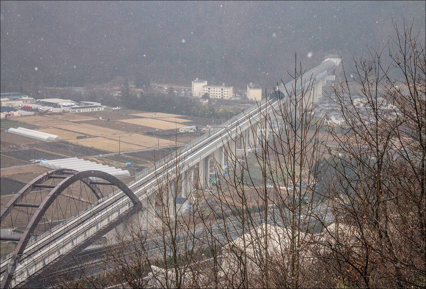 A Yamanashi mágnesvasút tesztvonal, illetve a leendő Chuo shinkansen részlete Tsuru városában.