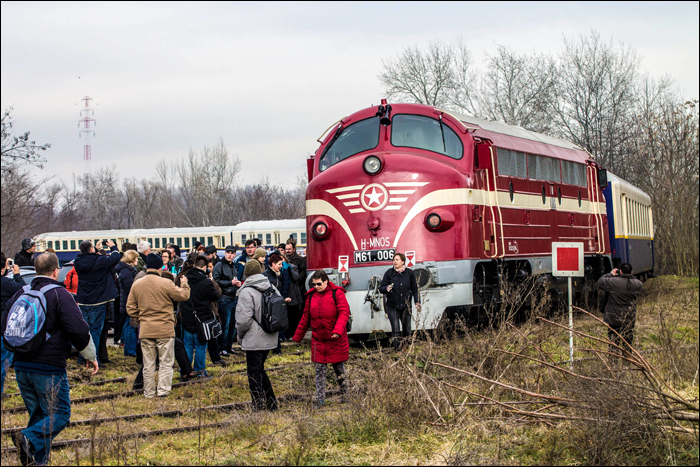 於克羅埃西亞邊界附近的莫哈奇車站（Mohács）停車的郵輪式列車。這輛由瑞典NoHAB (Nydqvist & Holm AB)製作的電力傳動柴油機車是匈牙利鐵路迷最喜歡的機車頭之一。