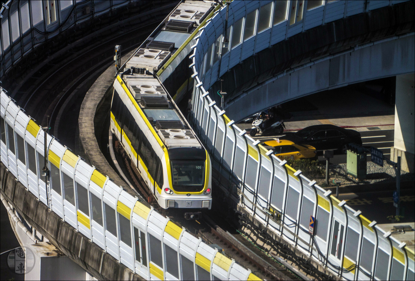 A 2020 januárjában átadott taipei vasúti körgyűrű, a Taipei Metro sárga vonalának egyik járműve távozik Banqiao megállóból.