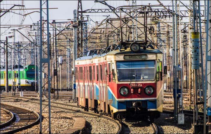 WKD EN94 (Pafawag 101Na) sorozatú elővárosi motorvonat Warszawa – Ochota megálló közelében. A típus 2016. május 27-én közlekedett utoljára.