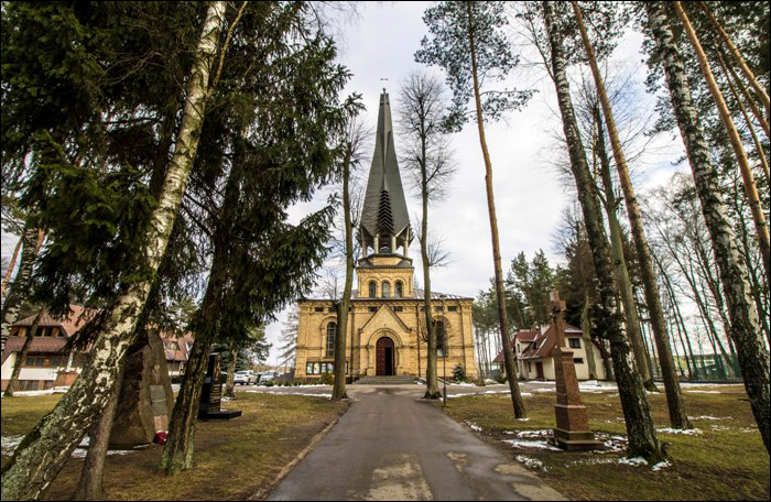 Az augustówi Częstochowskiej plébánia homlokzata.