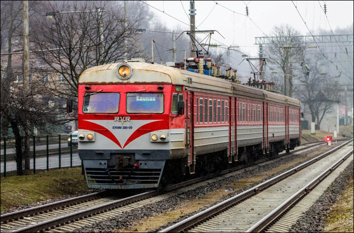 LG (Lietuvos geležinkeliai) üzemeltetésű, RVR gyártmányú ER9M típusú EMU érkezik Vilnius felől Kaunas állomásra.