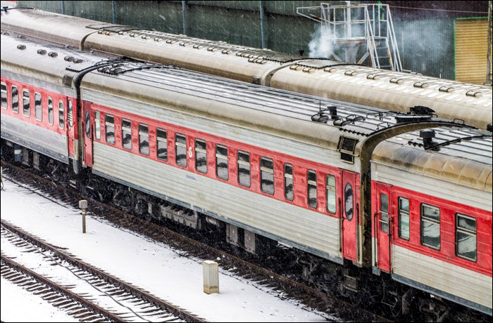 Litván 59-39-es sorozatú, RIC/PPV nemzetközi forgalomban, forgóvázcserével 1435mm és 1520mm nyomtávú vasúti hálózaton való továbbításra alkalmas, fekvőhelyeket tartalmazó személykocsi Vilnius főpályaudvarán.