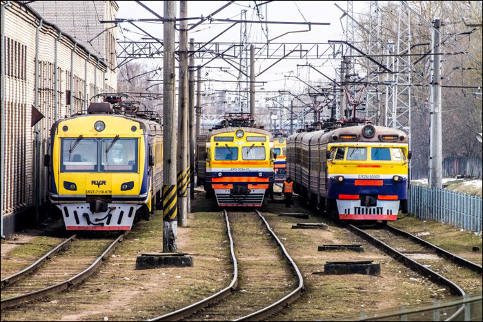 A szovjet vasúti személyszállítás egykori jelképei a Baltikumban is megmaradtak: LDz személyszállító vállalata, a Pasažieru vilciens (PV) által üzemeltetett ER2T (bal), ER2 (közép) és ER2M (jobb) elektricskák Rigában.