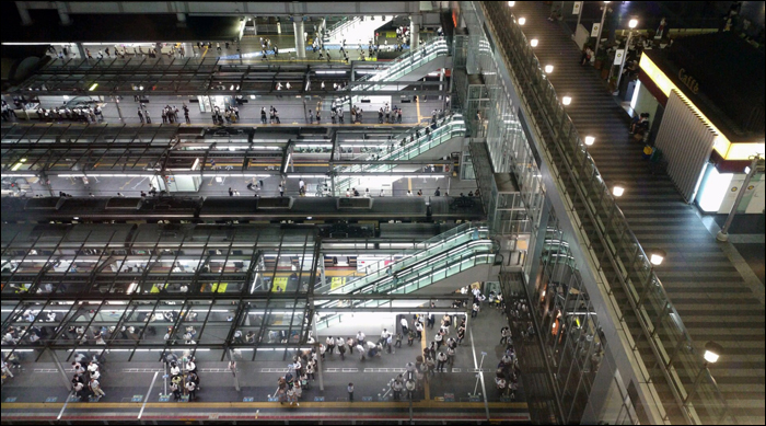 Ingázók várakoznak járataikra Osaka állomásán. A naponta 430000-es utasforgalmat bonyolító állomás forgalma országos viszonylatban mindössze a 4. helyre elég, a top tokyoi állomások, így Shinjuku (760000), Ikebukuro (556000) és Tokyo (434000) továbbra is stabilan tartják magukat az élbolyban.