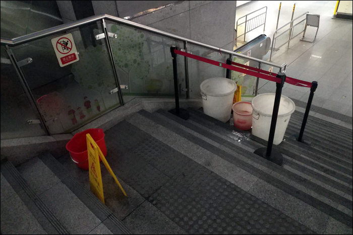Az éppen beázó metróállomás Shenzhen-Északi pályaudvarnál.