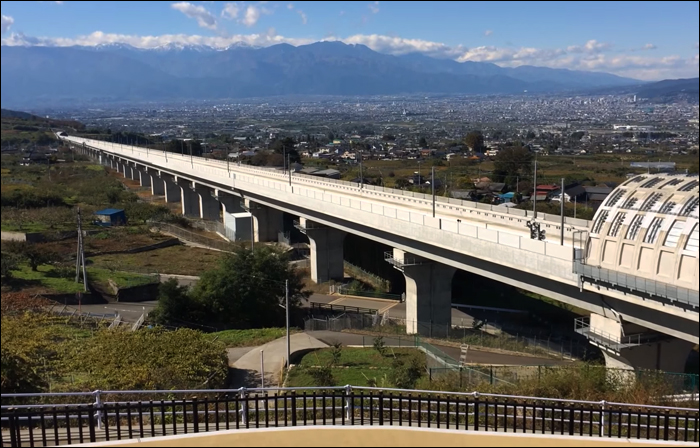 A Chuo shinkansen látképe a Fuefuki városának közelében található kilátóról.