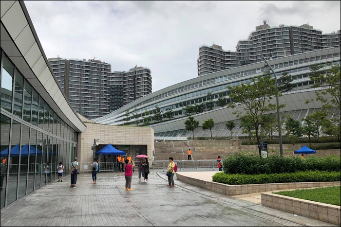 2018 szeptemberében ehhez hasonló, borongós, esős idő várta a West Kowloon pályaudvar közelgő átadásának alkalmából megrendezett nyílt nap látogatóit.