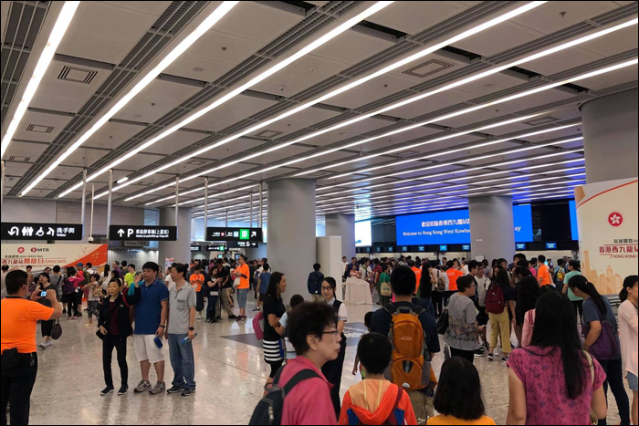 Tömegek a West Kowloon pályaudvar B1-es szintjén a 2018. szeptember 1-2-án rendezett nyílt napon.