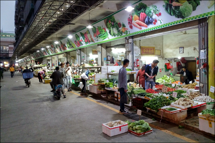 A Longhua metrómegálló tőszomszédságában található Huafu hús- és zöldségpiac (华富综合市场, huáfù zònghé shìchǎng) részlete.