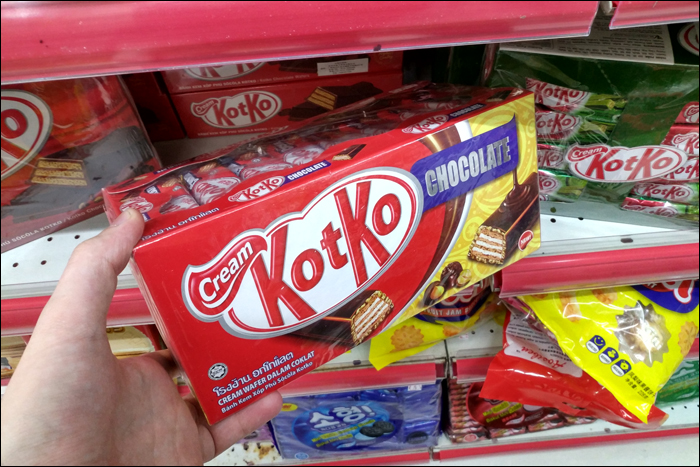Remélem a KotKo-t gyártó Cream mielőbb beperli a Nestlét meg a KitKatnek csúfolt szemetüket.