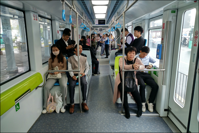 A Shenzhen Tram CRRC gyártmányú villamosának utastere.