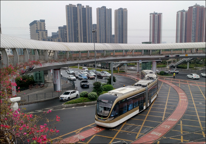 A Shenzhen Tram egyik CRRC gyártmányú villamosa a Dahe megállónál található elágazásnál.