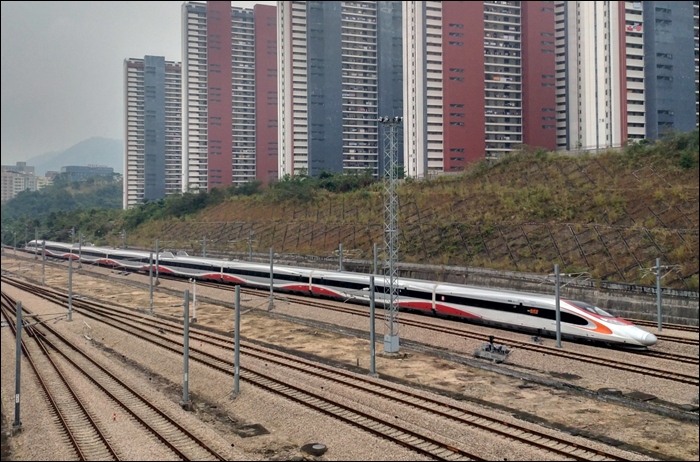 A CRH380A sorozatra alapozott, MTR üzemeltetésű „Vibrant Express”-ek egyike érkezik Shenzhen-Északi pályaudvarra. A komfort szempontjából butított járműveken csupán első és másodosztályt találunk, illetve a China Railways járataival ellentétben nincs sem étkezőkocsi, sem guruló büfé. Az efféle járművek per pillanat egyébként legfeljebb Guangzhouig merészkednek el, így nem kell attól tartanunk, hogy a Pekingig tartó úton éhen halunk.