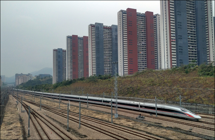 China Railways CR400AF-A érkezik Shenzhen-Északi pályauvarra Futian felől. A CRH380-as széria esetén eddig „L” (long) jelölte a hosszabb, 16 kocsiból álló járműveket, ám ez túl egyértelmű volt, így a CR400AF-A és CR400BF-A esetén már az „A” utótag jelöli ugyanezt. A 2018 júniusában bemutatott, 8M8T hajtáskonfigurációjú járművek a 8 kocsiból álló társaikhoz képest közel kétszerannyi, 1193 utas befogadására alkalmasak, míg a jelenleg tesztelés alatt álló, 17 kocsiból álló CR400BF-B-be akár 1283 utas is bezsúfolódhat.