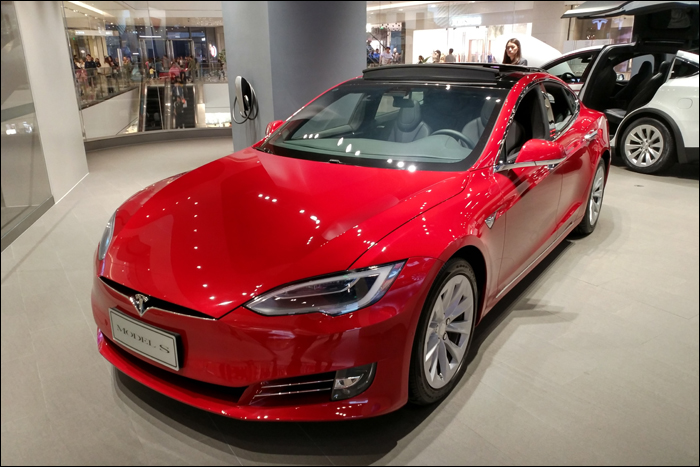 Egy Tesla Model S.