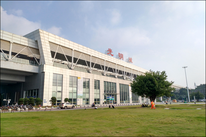 Guangmingcheng állomásépülete.