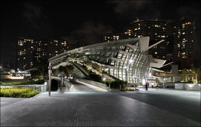 A Kowloon belvárosában felbukkant, üvegpanelekből álló képződmény gyakorlatilag csak művészi értékkel bír, hiszen az állomás lényegi része mind a föld alatt kapott helyet.