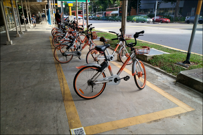 A változó elérhetőségű Mobike biciklik Ang Mo Kio megálló közelében. A szanaszét hátrahagyott drótszamarak okozta kellemetlenségek (pl. elfoglalt parkolóhelyek, gyalogos vagy az autós forgalom akadályozása a körültekintés nélkül lezárt biciklivel) Szingapúrba is begyűrűztek, így számos efféle járművet csak a kijelölt helyeken zárhatunk le. (Így viszont mivel jobb, mint a hagyományos, dokkolós megoldás?)