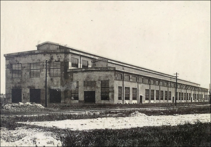 A főműhely első épülete, a Hayami Kazuhiko japán vasútmérnök által tervezett szerelőcsarnok 1935-re készült el, ám a több-kevesebb átalakítás ellenére napjainkra is megtartotta korának jellegzetességeit. (Forrás: A Taipei Főműhely kiállítása)