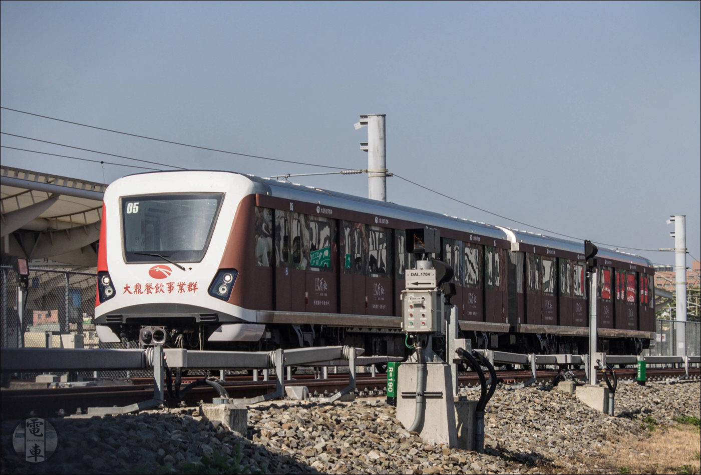 A Taichung Metro egyik járműve a 2021 márciusi újraindulás első napján a vonal déli végállomásán. A vonal villamosításáról egyébként a szintén tajvani CTCI, a vonatbefolyásolásról, biztosítóberendezésekről pedig az Alstom gondoskodott.
