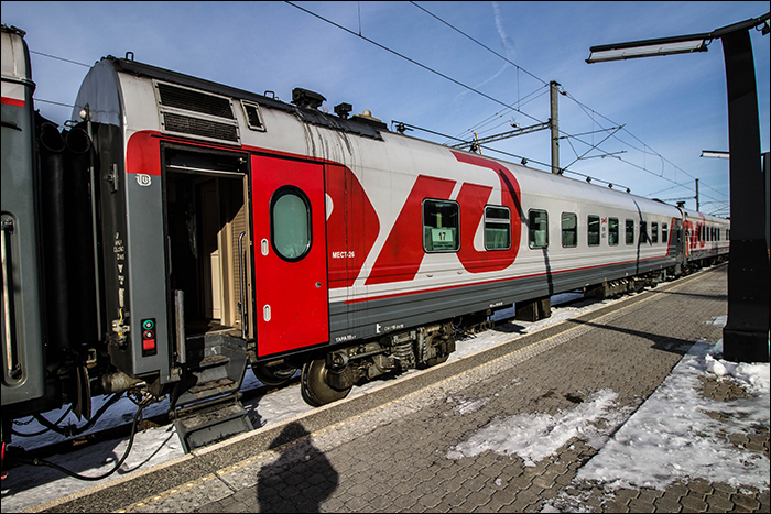 A Tallinn – Szentpétervár / Moszkva viszonylatú 034H számú vonat egy személykocsija a tallinni pályaudvaron.