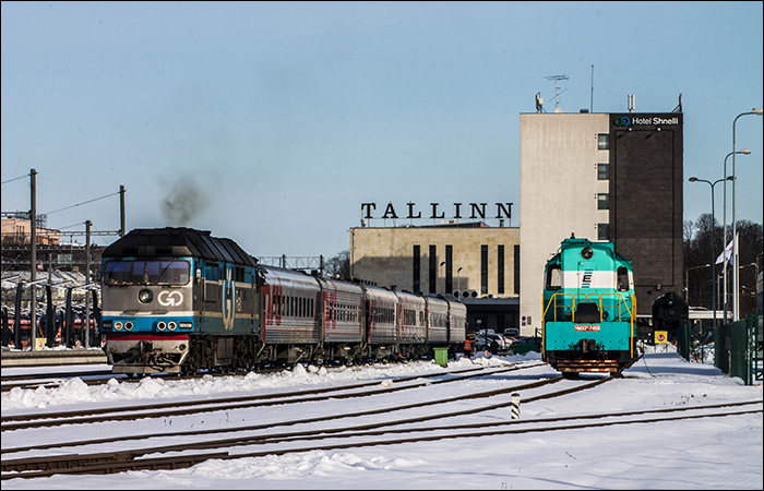 Elron ChME3T (jobbra) és GoRail TEP70 a Moszkva és Szentpétevár felé közlekedő 33/34-es számú vonat kocsijaival a tallinni pályaudvaron.