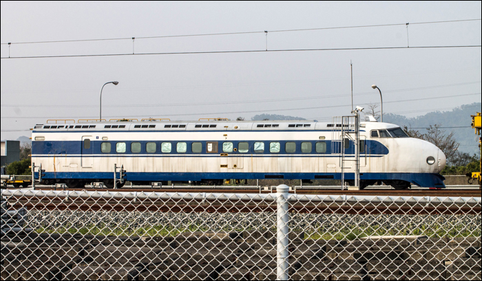 Igazi kuriózumnak számít a Tajvanra exportált 0-s sorozatú shinkansen R1-es szettjének vezérlőkocsija, mely a tajvani nagysebességű vasútvonalon végzett PFT munkálatokat.