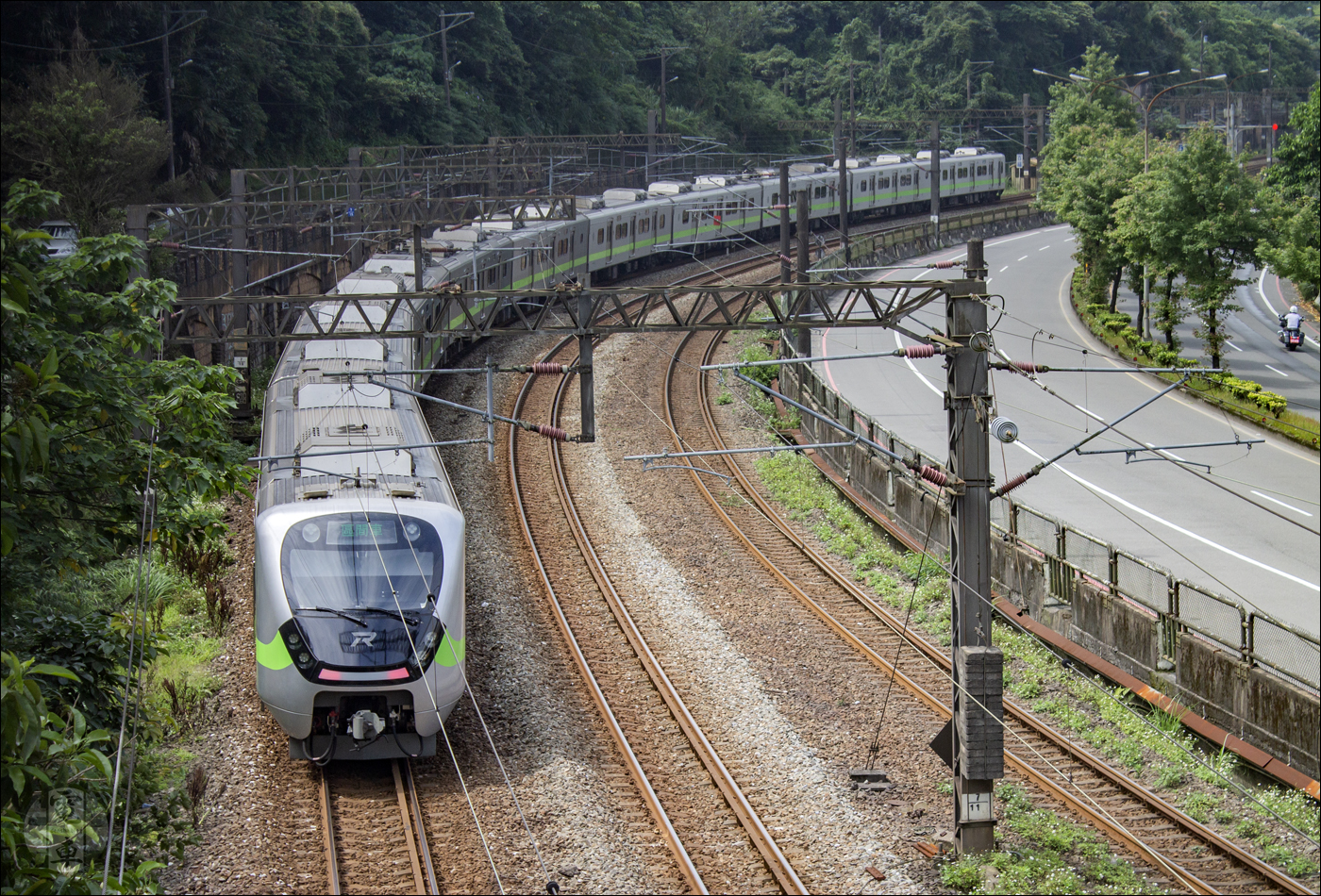 TRA EMU900-as sorozatú motorvonat Qidu és Baifu állomások közt.