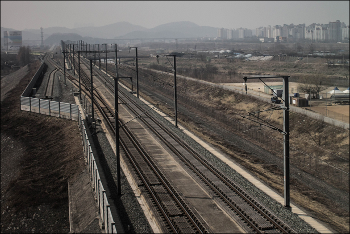 A Gyeongbu HSR vonal Dongdaegu és Singyeongju közötti szakaszának látképe.