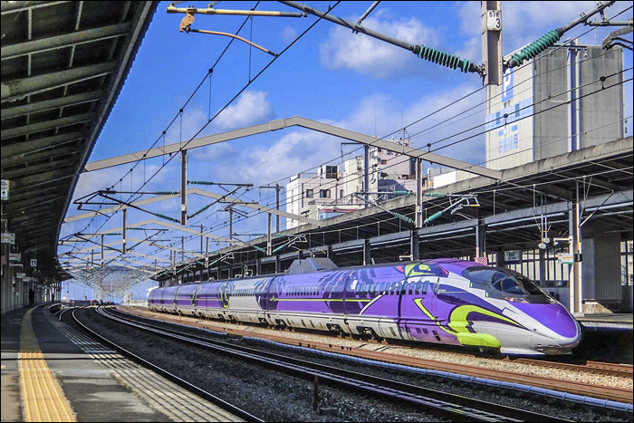 JR West 500-as sorozatú „EVA shinkansen” várakozik Nishi-Akashi állomásán.