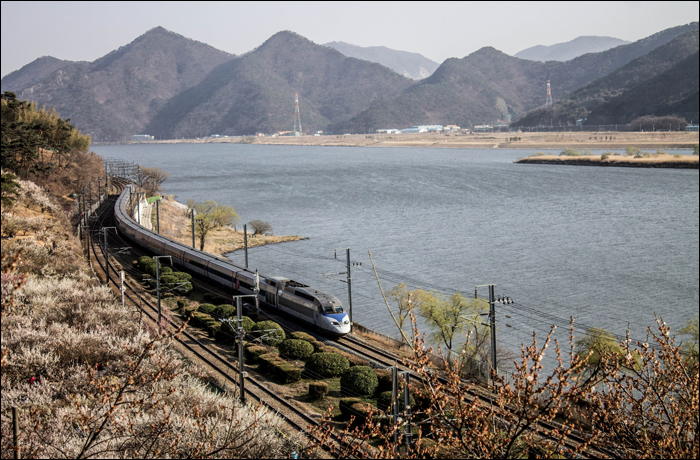 A Korail egy KTX-I-es járműve halad Wondong megálló közelében, a hagyományos személy- és tehervonatok által is használt Gyeongbu vonalon.