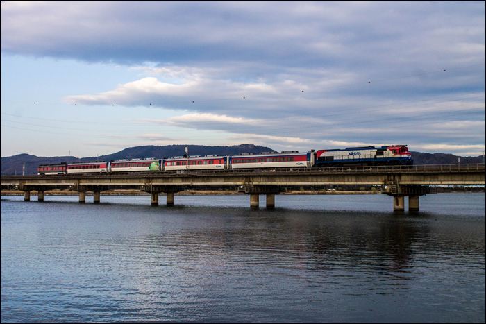 Korail 7300-as sorozatú dízelmozdony (EMD GT26CW-2) érkezik „Mugunghwa” járatával az Ulsan városában található Taehwagang állomásra.