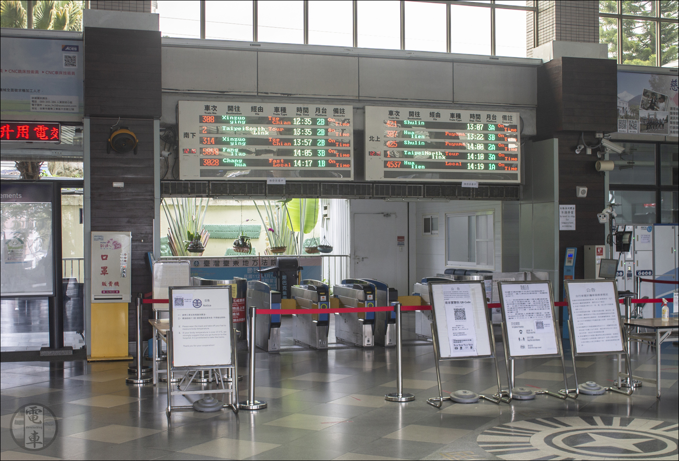 Jegykapuk Taitung állomáson. A jobb oldali kijelzőn 421-es számmal az én járatom is megtalálható már, noha a TRA illetékesei angol fordításról még nem gondoskodtak az EMU3000-es sorozat által kiszolgált járatok számára.