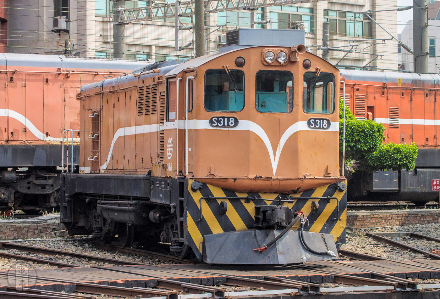 A TRA utolsó üzemképes S300-as sorozatú mozdonya a changhuai körfűtőház tárolóvágányán.