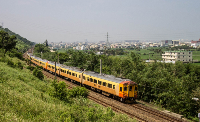 TRA EMU300-as sorozatú „Tze-Chiang Limited Express” Taichung Port (台中港) és Qingshui (清水) állomások között.
