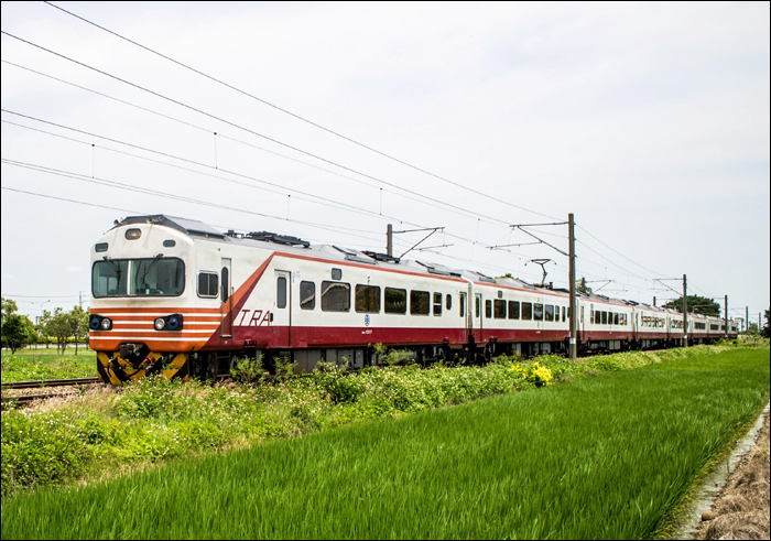 TRA EMU1200-as sorozatú „Tze-Chiang Limited Express” (自強號) halad Houbi (後壁, hòubì) közelében.