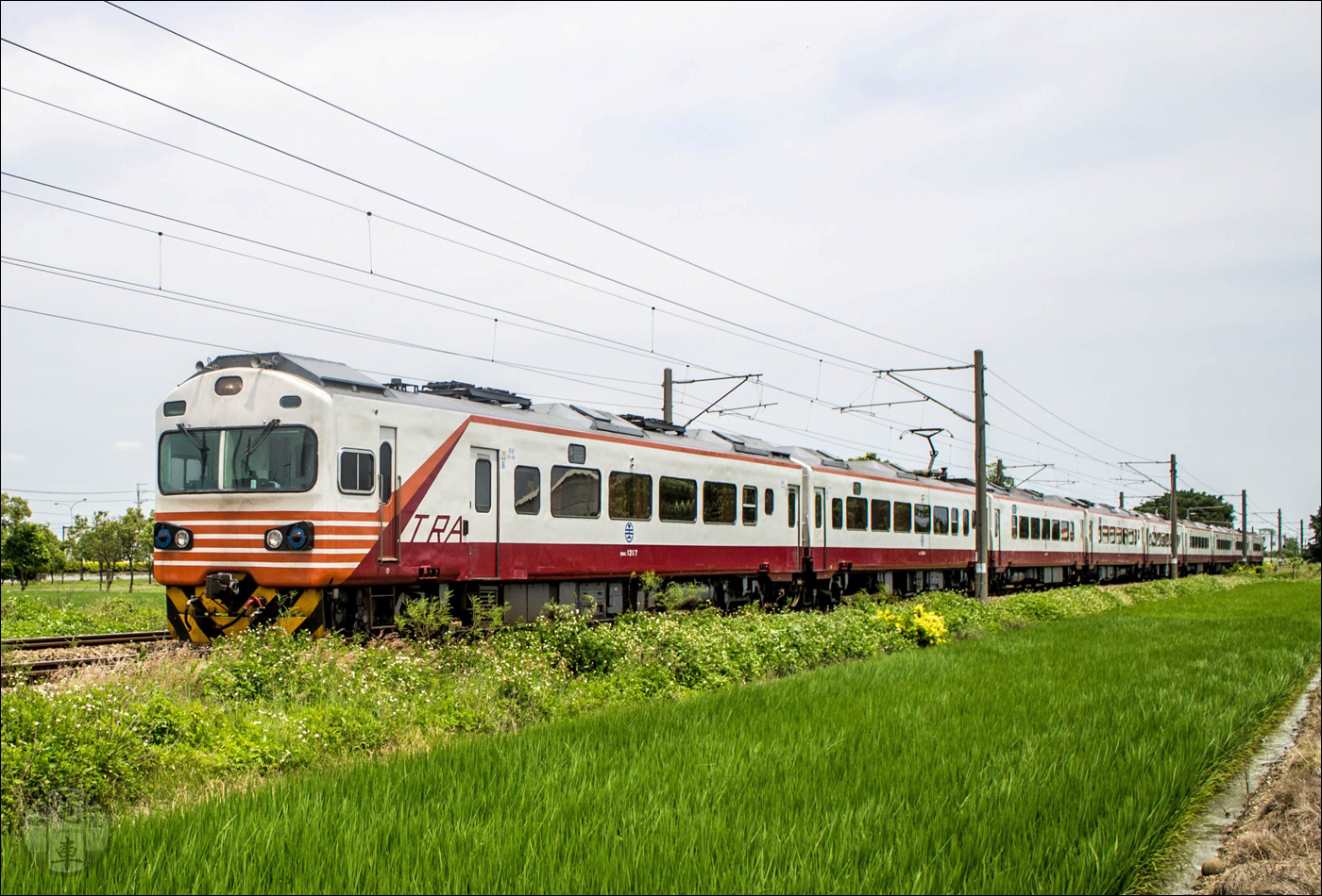 TRA EMU1200-as sorozatú motorvonat valahol Tajvan déli részén 2016-ban.