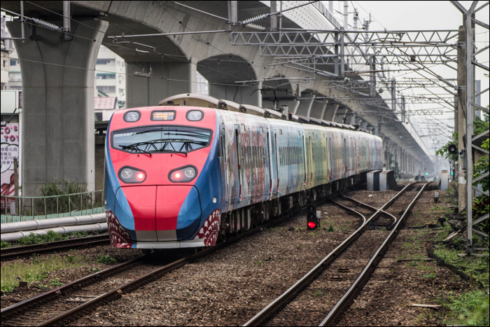 TRA TEMU2000-es sorozatú „Puyuma Express” indul Taichung állomásról 2016 áprilisában…