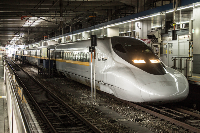 JR West 700-7000-es sorozatú „Hikari Rail Star” shinkansen Hakata állomáson.