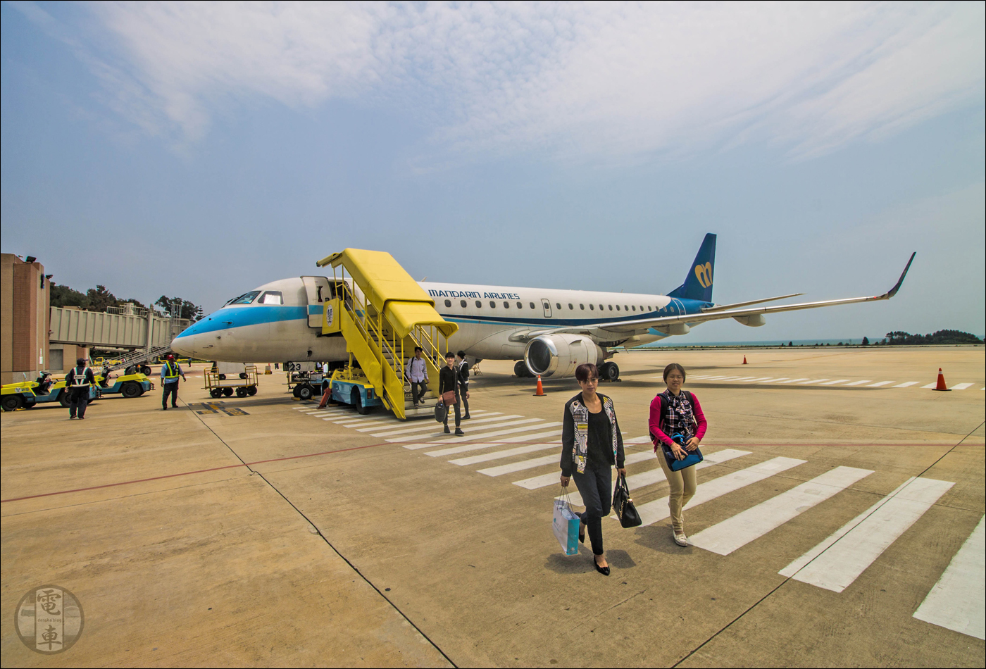 Mandarin Airlines Embraer ERJ-190 (B-16823) Kinmen – Shang Yi (KNH) repülőtéren.