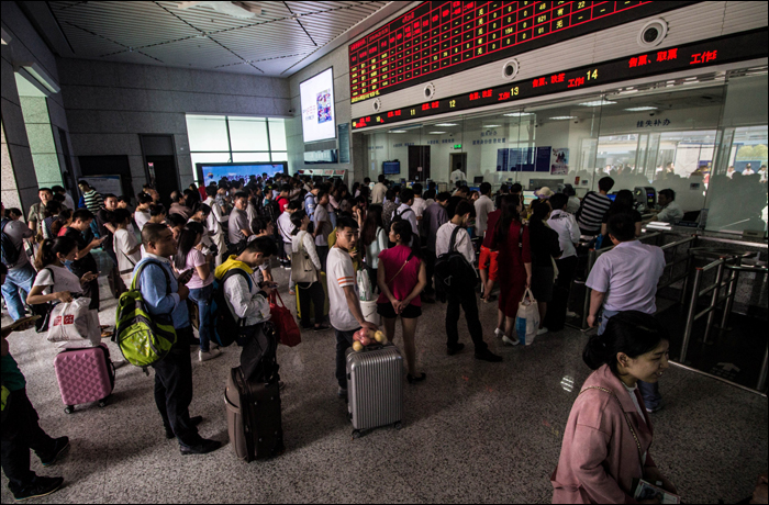 Népek sorakoznak jegyeikért Xiamen (厦门, xiàmén) pályaudvarán.